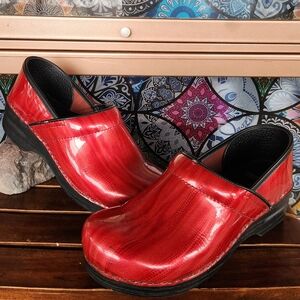 Dansko Professional Shiny Red Patent Leather Reptile Print Clogs Women’s Size 41